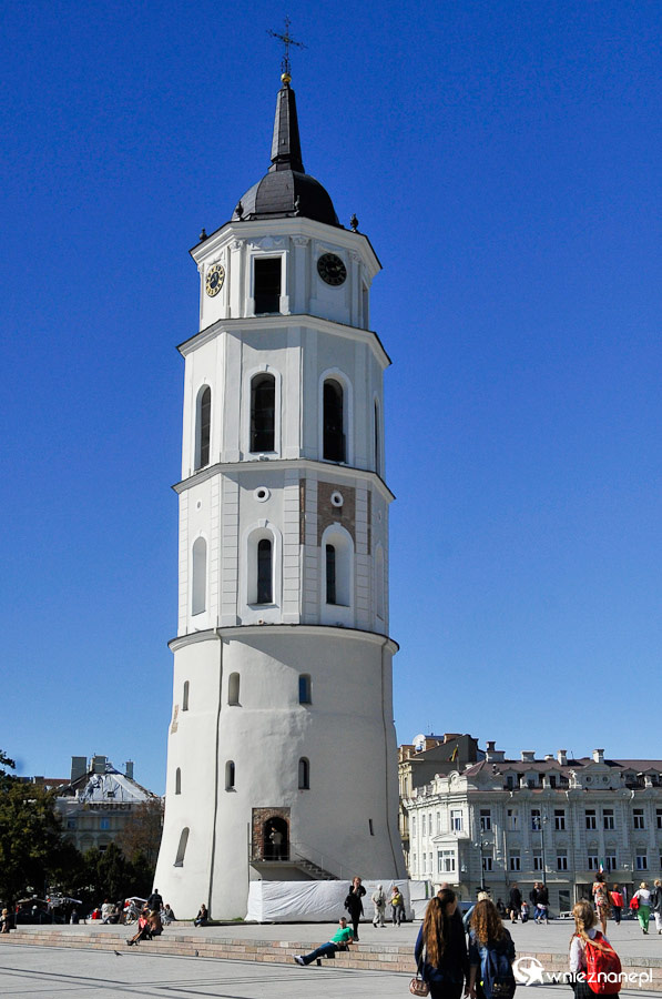 Wilno. Okrągła biała wieża na Placu Katedralnym. - foto: wnieznane.pl Wilno. Okrągła biała wieża na Placu Katedralnym. - foto: wnieznane.pl