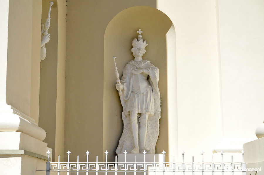 Wilno. Rzeźba na fasadzie Archikatedry Bazyliki. - foto: wnieznane.pl Wilno. Rzeźba na fasadzie Archikatedry Bazyliki. - foto: wnieznane.pl