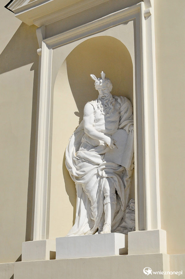 Wilno. Rzeźba na fasadzie Archikatedry Bazyliki. - foto: wnieznane.pl Wilno. Rzeźba na fasadzie Archikatedry Bazyliki. - foto: wnieznane.pl