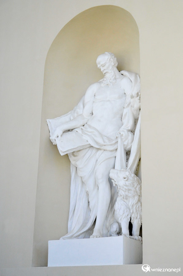 Wilno. Rzeźba na fasadzie Archikatedry Bazyliki. - foto: wnieznane.pl Wilno. Rzeźba na fasadzie Archikatedry Bazyliki. - foto: wnieznane.pl