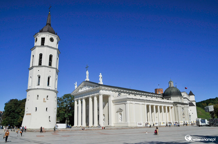 Wilno. Archikatedra Bazylika i okrągła biała wieża na Placu Katedralnym. - foto: wnieznane.pl Wilno. Archikatedra Bazylika i okrągła biała wieża na Placu Katedralnym. - foto: wnieznane.pl