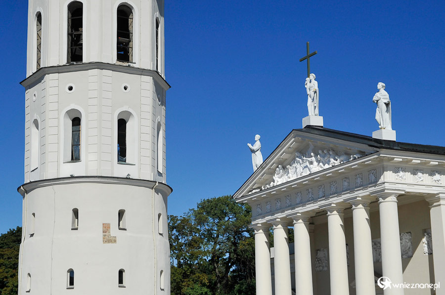 Wilno. Archikatedra Bazylika i biała wieża na Placu Katedralnym. - foto: wnieznane.pl Wilno. Archikatedra Bazylika i biała wieża na Placu Katedralnym. - foto: wnieznane.pl