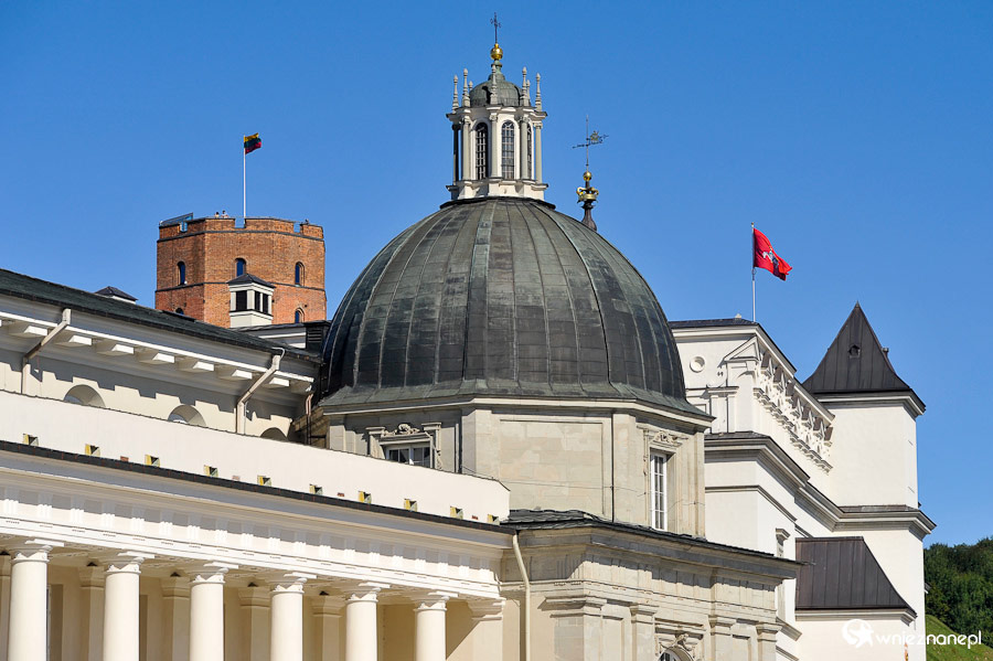 Wilno. Archikatedra Bazylika i Zamek Wielkich Książąt Litewskich. W tle Baszta Giedymina. - foto: wnieznane.pl Wilno. Archikatedra Bazylika i Zamek Wielkich Książąt Litewskich. W tle Baszta Giedymina. - foto: wnieznane.pl