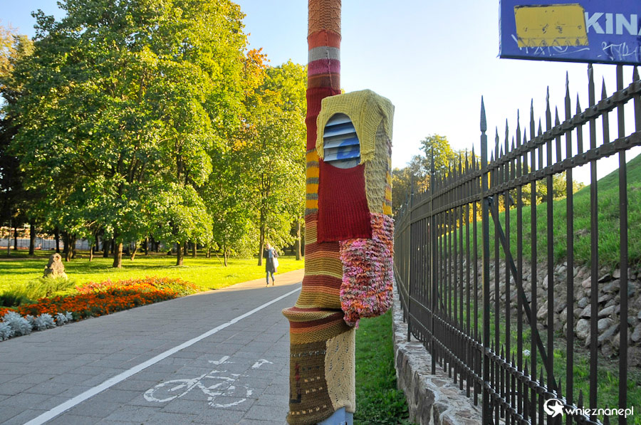 Wilno. Ozdobiony słup w centrum miasta. - foto: wnieznane.pl Wilno. Ozdobiony słup w centrum miasta. - foto: wnieznane.pl