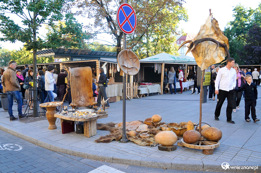 Wilno. Wyroby z drewna i skóry - jarmark w centrum miasta. - foto: wnieznane.pl Wilno. Wyroby z drewna i skóry - jarmark w centrum miasta. - foto: wnieznane.pl