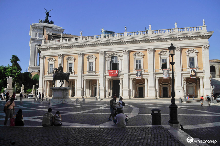 Rzym. Wzgórze Kapitol. Widok na muzea kapitolińskie. - foto: wnieznane.pl Rzym. Wzgórze Kapitol. Widok na muzea kapitolińskie. - foto: wnieznane.pl