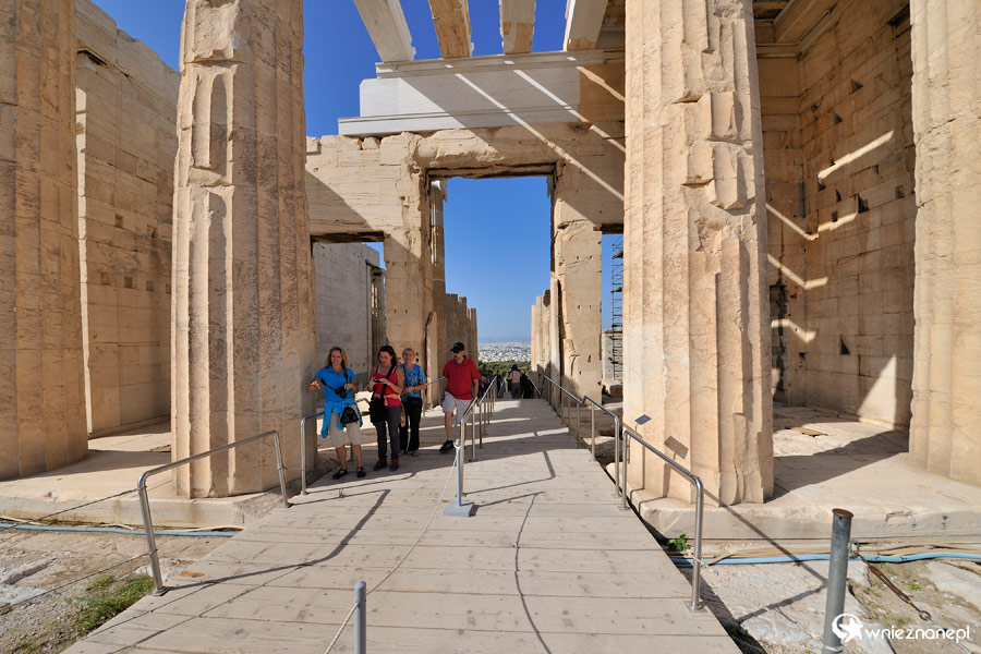 Ateny. Marmurowe Propyleje - wejście na Akropol. - foto: wnieznane.pl Ateny. Marmurowe Propyleje - wejście na Akropol. - foto: wnieznane.pl