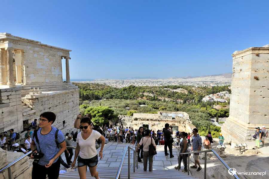 Ateny. Propyleje - wejście na Akropol. - foto: wnieznane.pl Ateny. Propyleje - wejście na Akropol. - foto: wnieznane.pl