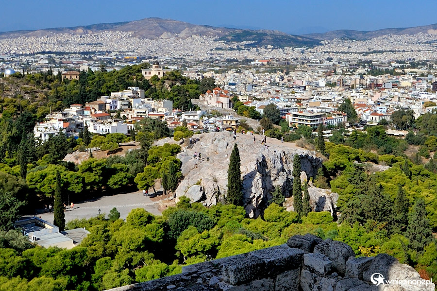 Ateny. Widok na niezabudowane Wzgórze Areopag. - foto: wnieznane.pl Ateny. Widok na niezabudowane Wzgórze Areopag. - foto: wnieznane.pl