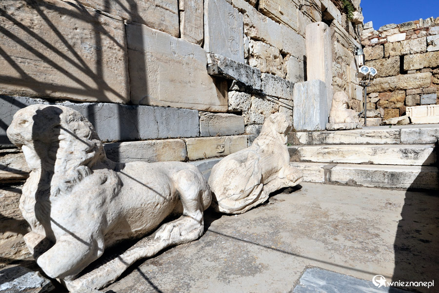 Ateny. Kamienne lwy zdobią Propyleje na Akropolu. - foto: wnieznane.pl Ateny. Kamienne lwy zdobią Propyleje na Akropolu. - foto: wnieznane.pl