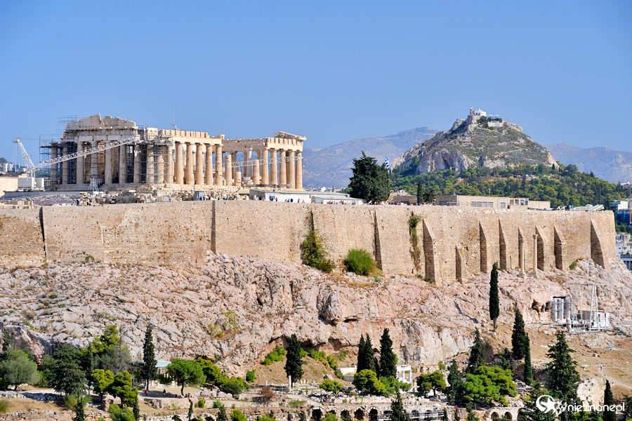 Ateny. Wzgórze Akropol i Wzgórze Likavitos widziane ze Wzgórza Filopapusa. - foto: wnieznane.pl Ateny. Wzgórze Akropol i Wzgórze Likavitos widziane ze Wzgórza Filopapusa. - foto: wnieznane.pl