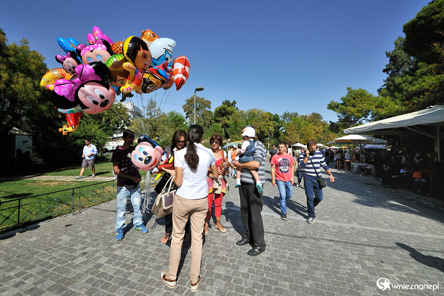 Ateny. Długi deptak u podnóża Akropolu, biegnący od stacji metra Akropolis do Thissio. - foto: wnieznane.pl Ateny. Długi deptak u podnóża Akropolu, biegnący od stacji metra Akropolis do Thissio. - foto: wnieznane.pl