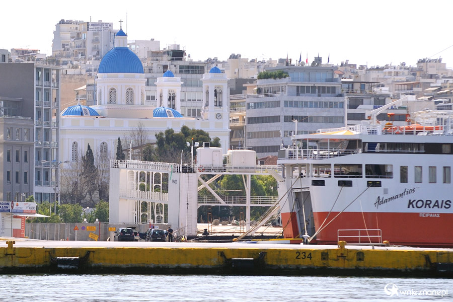 Port w Pireusie. W tle efektowny kościół. - foto: wnieznane.pl Port w Pireusie. W tle efektowny kościół. - foto: wnieznane.pl