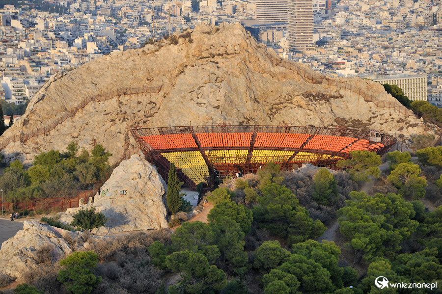 Ateny. Amfiteatr położony na szczycie Wzgórza Likavitos. - foto: wnieznane.pl Ateny. Amfiteatr położony na szczycie Wzgórza Likavitos. - foto: wnieznane.pl