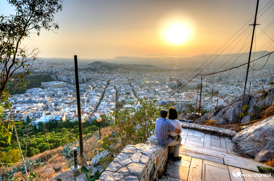 Ateny. Turyści obserwują zachód słońca ze Wzgórza Likavitos. - foto: wnieznane.pl Ateny. Turyści obserwują zachód słońca ze Wzgórza Likavitos. - foto: wnieznane.pl