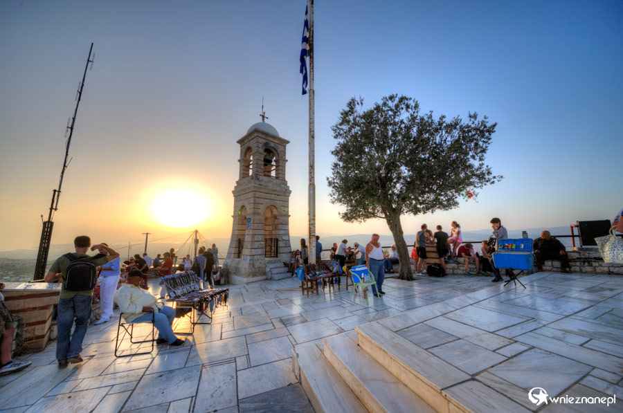 Ateny. Turyści obserwują zachód słońca ze Wzgórza Likavitos. - foto: wnieznane.pl Ateny. Turyści obserwują zachód słońca ze Wzgórza Likavitos. - foto: wnieznane.pl