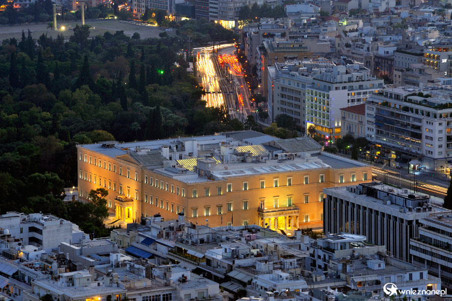 Ateny. Nocna panorama Aten widziana ze Wzgórza Likavitos. Na pierwszym planie budynek Parlamentu. - foto: wnieznane.pl Ateny. Nocna panorama Aten widziana ze Wzgórza Likavitos. Na pierwszym planie budynek Parlamentu. - foto: wnieznane.pl