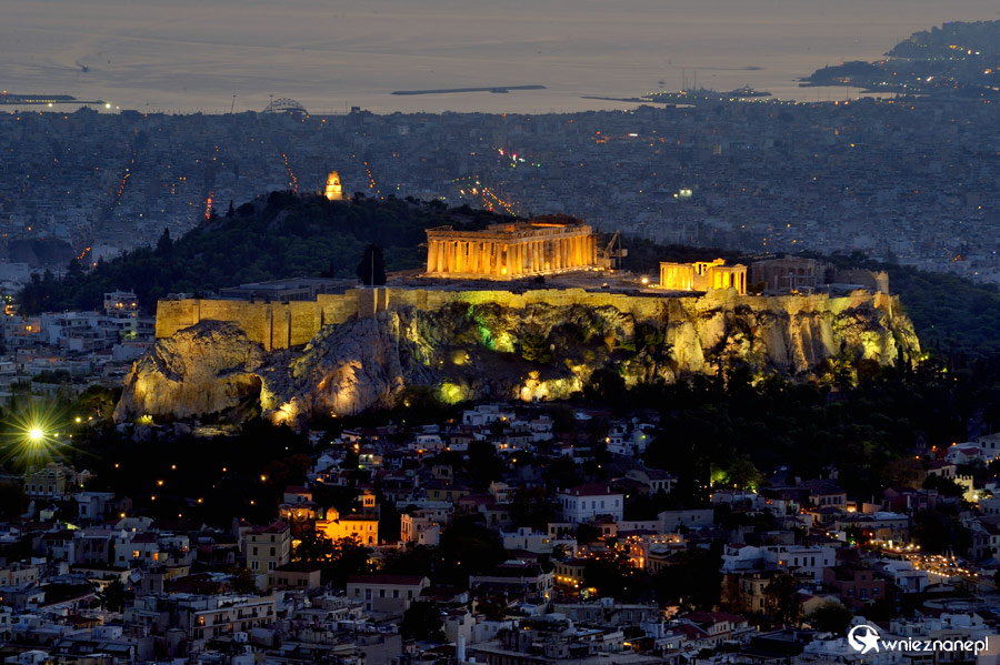 Ateny. Nocny widok ze Wzgórza Likavitos na Akropol. - foto: wnieznane.pl Ateny. Nocny widok ze Wzgórza Likavitos na Akropol. - foto: wnieznane.pl