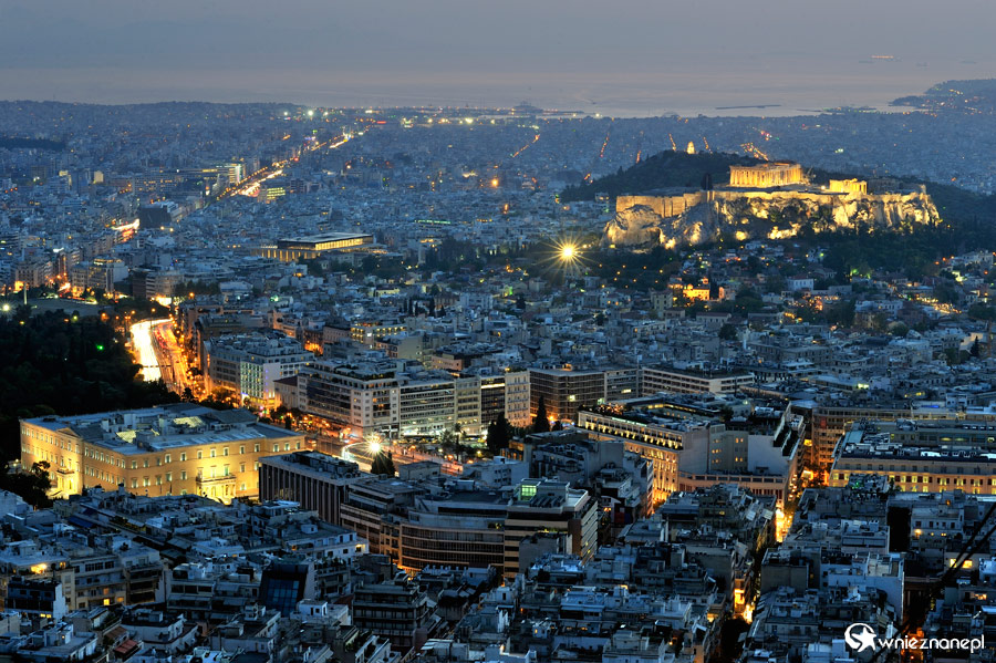 Ateny. Nocna panorama Aten widziana ze Wzgórza Likavitos. - foto: wnieznane.pl Ateny. Nocna panorama Aten widziana ze Wzgórza Likavitos. - foto: wnieznane.pl