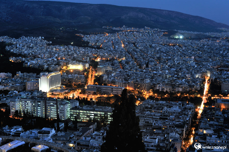 Ateny. Ateny nocą. Widok ze Wzgórza Likavitos. - foto: wnieznane.pl Ateny. Ateny nocą. Widok ze Wzgórza Likavitos. - foto: wnieznane.pl
