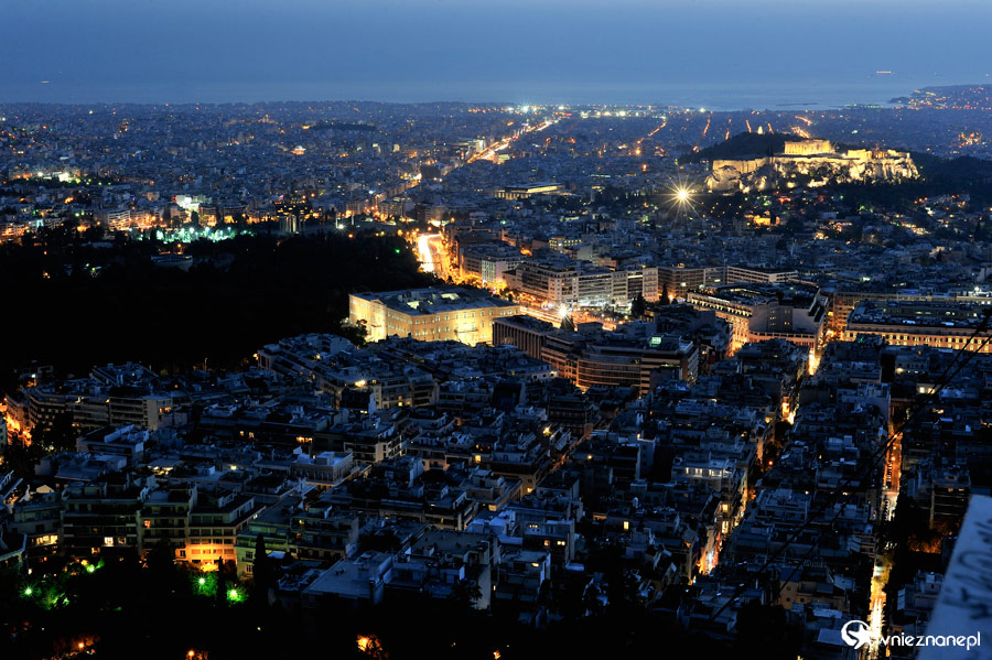 Ateny. Nocna panorama Aten widziana ze Wzgórza Likavitos. - foto: wnieznane.pl Ateny. Nocna panorama Aten widziana ze Wzgórza Likavitos. - foto: wnieznane.pl