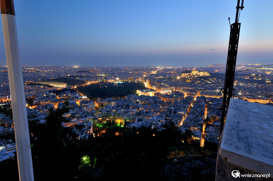 Ateny. Nocna panorama Aten widziana ze Wzgórza Likavitos. - foto: wnieznane.pl Ateny. Nocna panorama Aten widziana ze Wzgórza Likavitos. - foto: wnieznane.pl