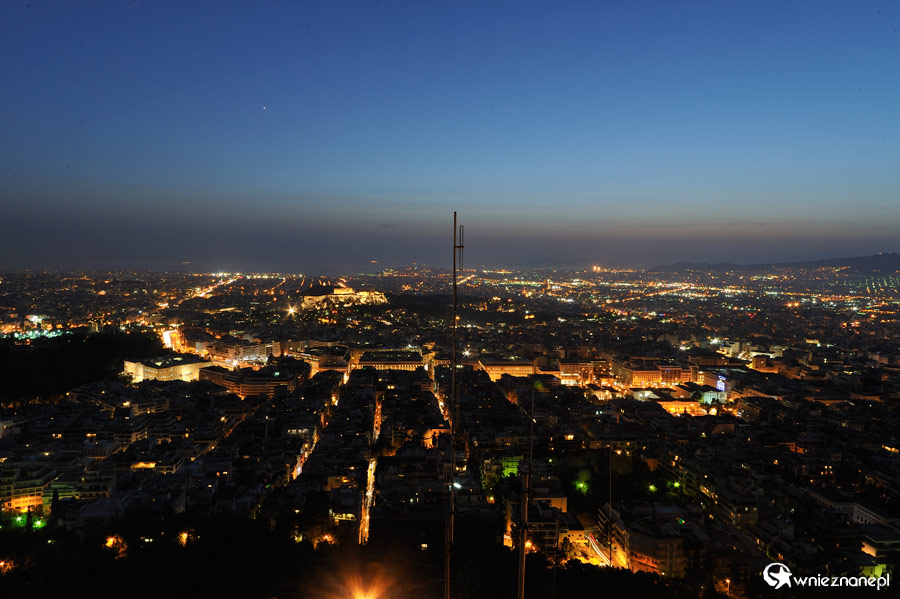 Ateny. Nocna panorama Aten widziana ze Wzgórza Likavitos. - foto: wnieznane.pl Ateny. Nocna panorama Aten widziana ze Wzgórza Likavitos. - foto: wnieznane.pl