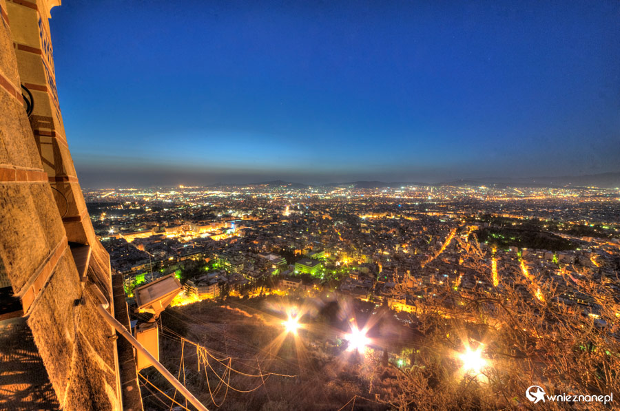 Ateny. Nocna panorama Aten widziana ze Wzgórza Likavitos. - foto: wnieznane.pl Ateny. Nocna panorama Aten widziana ze Wzgórza Likavitos. - foto: wnieznane.pl