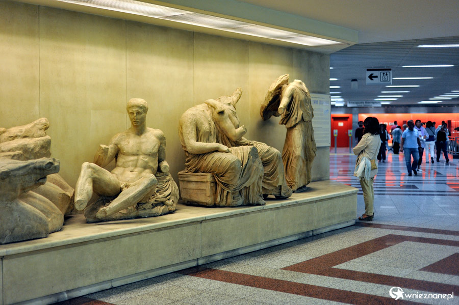 Ateny. Repliki eksponatów z Muzeum Akropolu, które można zobaczyć na stacji metra Akropolis.  - foto: wnieznane.pl Ateny. Repliki eksponatów z Muzeum Akropolu, które można zobaczyć na stacji metra Akropolis.  - foto: wnieznane.pl