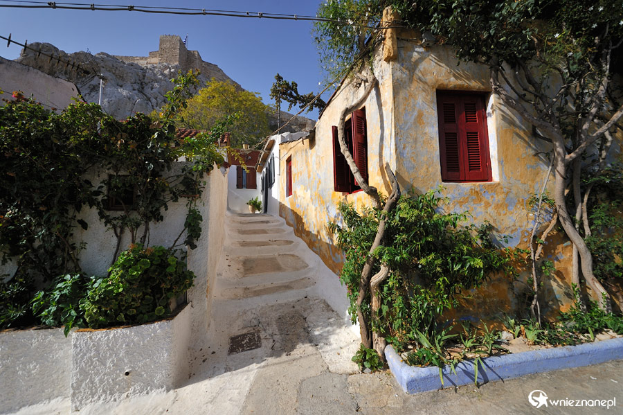 Ateny. Anafiotika. Wyspiarski krajobraz w sercu Aten. - foto: wnieznane.pl Ateny. Anafiotika. Wyspiarski krajobraz w sercu Aten. - foto: wnieznane.pl