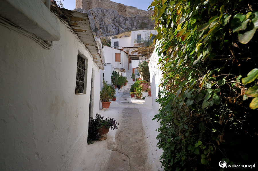 Ateny. Wąska uliczka położonej u podnóża Akropolu Anafiotiki. - foto: wnieznane.pl Ateny. Wąska uliczka położonej u podnóża Akropolu Anafiotiki. - foto: wnieznane.pl
