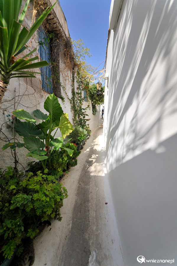 Ateny. Anafiotika. Bardzo wąskie przejście pomiędzy białymi budynkami. - foto: wnieznane.pl Ateny. Anafiotika. Bardzo wąskie przejście pomiędzy białymi budynkami. - foto: wnieznane.pl