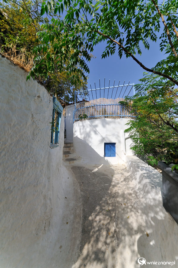 Ateny. Anafiotika. Jedna z wąskich białych ścieżek. - foto: wnieznane.pl Ateny. Anafiotika. Jedna z wąskich białych ścieżek. - foto: wnieznane.pl