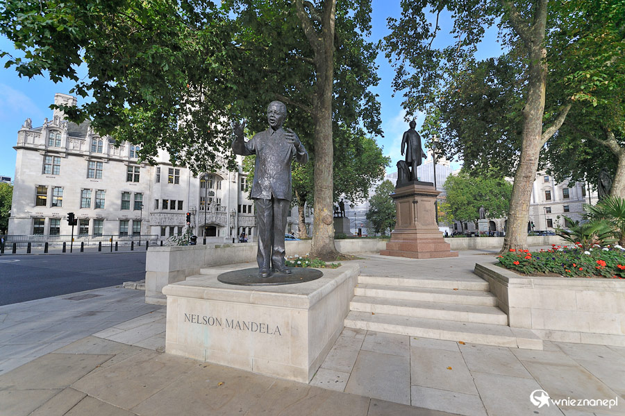 Londyn. Pomnik Nelsona Mandeli na Parliament Square. - foto: wnieznane.pl Londyn. Pomnik Nelsona Mandeli na Parliament Square. - foto: wnieznane.pl