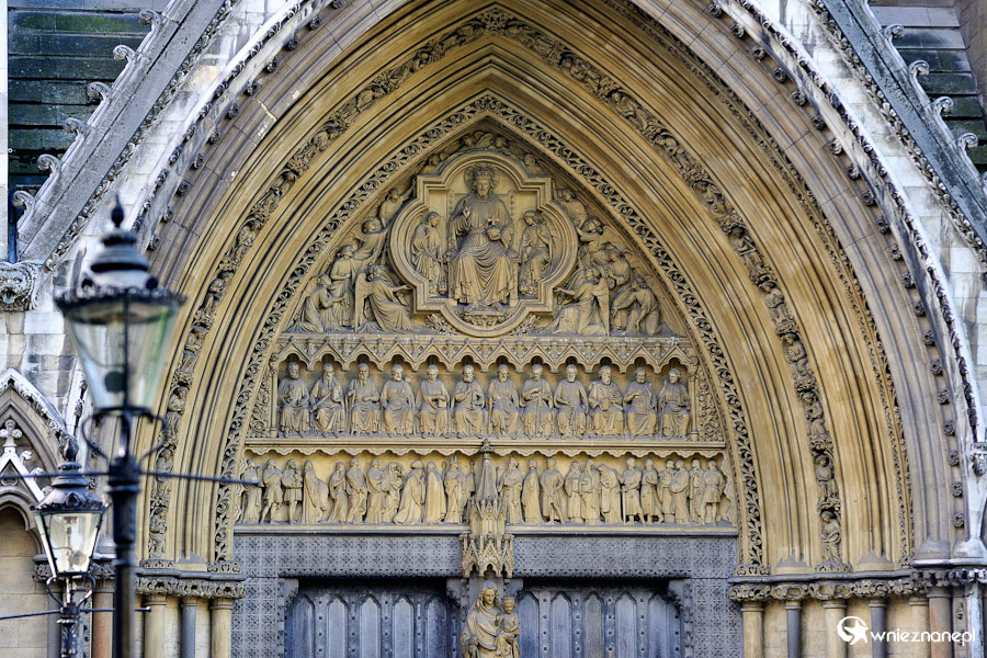 Londyn. Misterne rzeźby na elewacji Opactwa Westminsterskiego. - foto: wnieznane.pl Londyn. Misterne rzeźby na elewacji Opactwa Westminsterskiego. - foto: wnieznane.pl