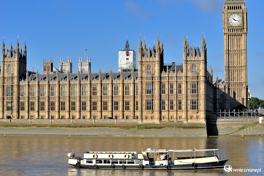 Londyn. Statek na Tamizie i Parlament. - foto: wnieznane.pl Londyn. Statek na Tamizie i Parlament. - foto: wnieznane.pl