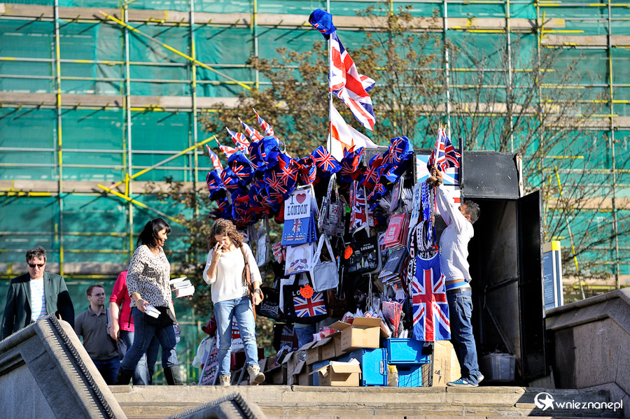 Londyn. Stragan z pamiątkami przy Moście Westminsterskim. - foto: wnieznane.pl Londyn. Stragan z pamiątkami przy Moście Westminsterskim. - foto: wnieznane.pl