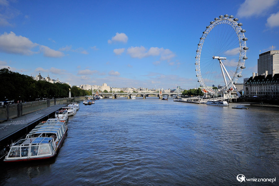 Londyn. Widok z Mostu Westminsterskiego na miasto. Z prawej London Eye. - foto: wnieznane.pl Londyn. Widok z Mostu Westminsterskiego na miasto. Z prawej London Eye. - foto: wnieznane.pl