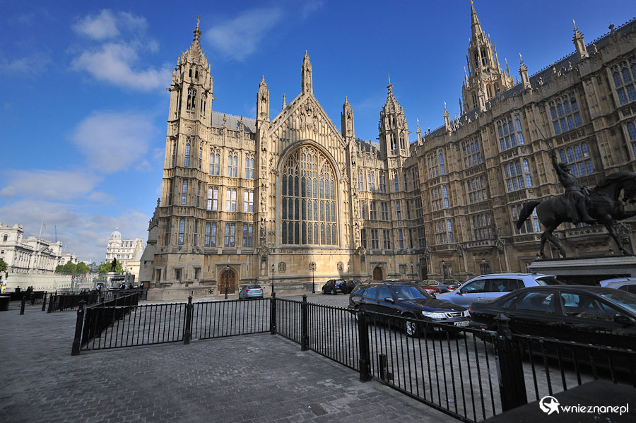 Londyn. Budynek Parlamentu widziany z boku. - foto: wnieznane.pl Londyn. Budynek Parlamentu widziany z boku. - foto: wnieznane.pl