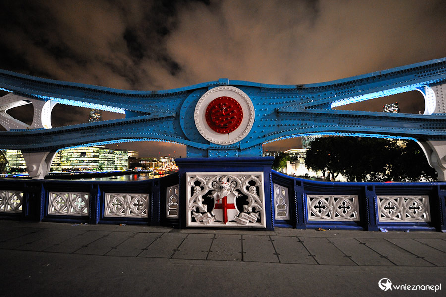 Londyn. Tower Bridge i rozświetlone biurowce. - foto: wnieznane.pl Londyn. Tower Bridge i rozświetlone biurowce. - foto: wnieznane.pl
