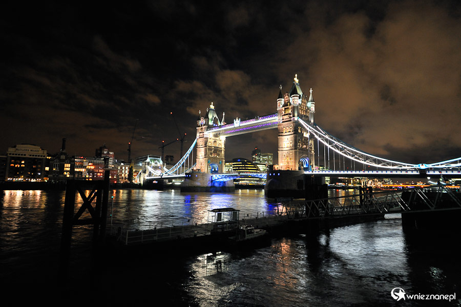 Londyn. Tower Bridge i światła odbite w Tamizie. - foto: wnieznane.pl Londyn. Tower Bridge i światła odbite w Tamizie. - foto: wnieznane.pl