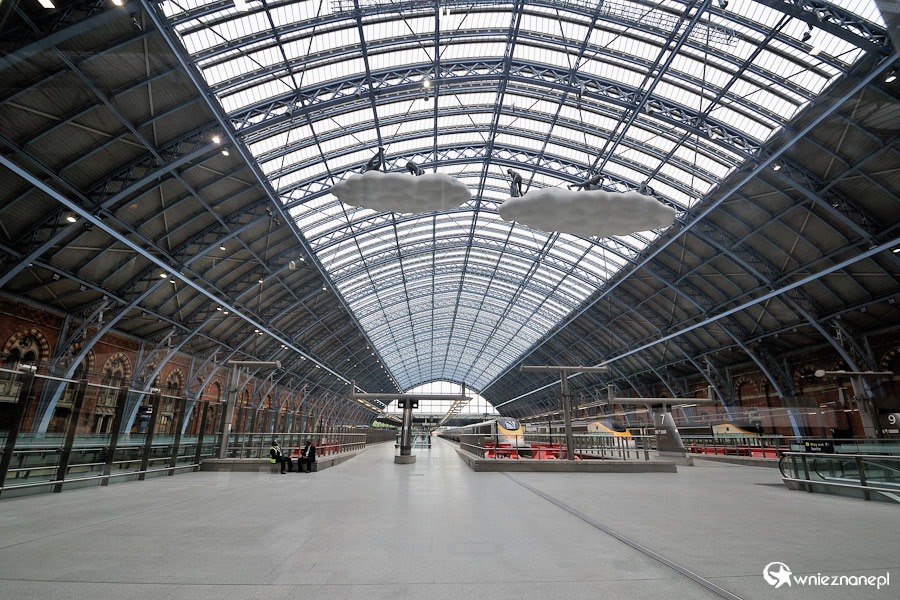 Londyn. Wspaniałe wnętrze hali dworca kolejowego St Pancras. - foto: wnieznane.pl Londyn. Wspaniałe wnętrze hali dworca kolejowego St Pancras. - foto: wnieznane.pl