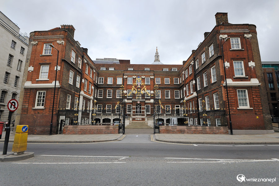 Londyn. Typowy budynek z nietypową bramą. - foto: wnieznane.pl Londyn. Typowy budynek z nietypową bramą. - foto: wnieznane.pl