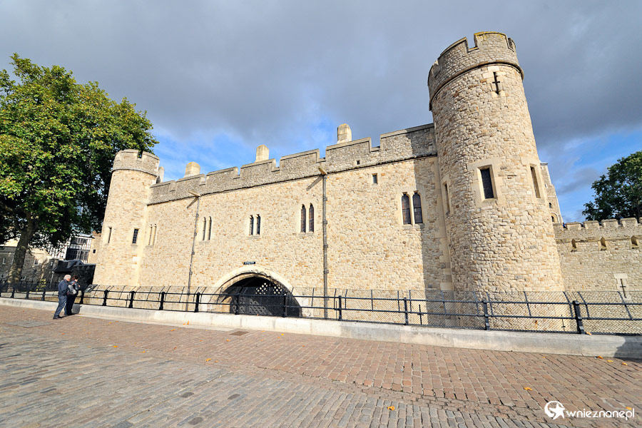 Londyn. Jasne mury Tower of London. - foto: wnieznane.pl Londyn. Jasne mury Tower of London. - foto: wnieznane.pl