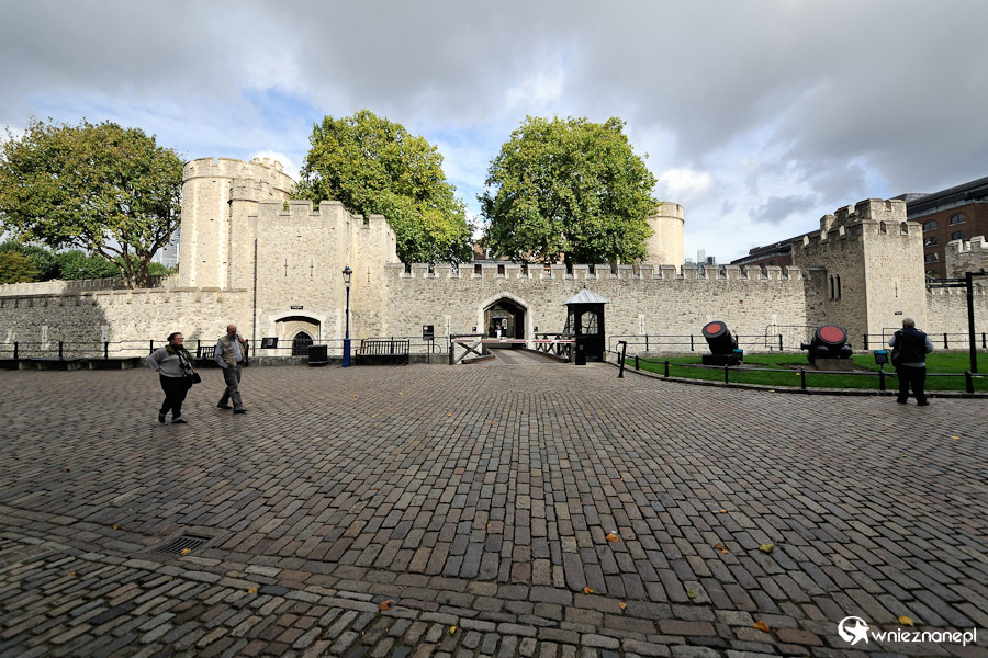 Londyn. Jasne mury Tower of London. - foto: wnieznane.pl Londyn. Jasne mury Tower of London. - foto: wnieznane.pl