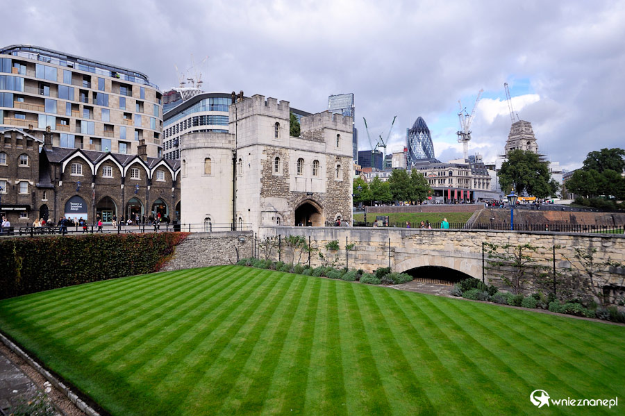 Londyn. Zielona trawa na terenie Tower of London. - foto: wnieznane.pl Londyn. Zielona trawa na terenie Tower of London. - foto: wnieznane.pl
