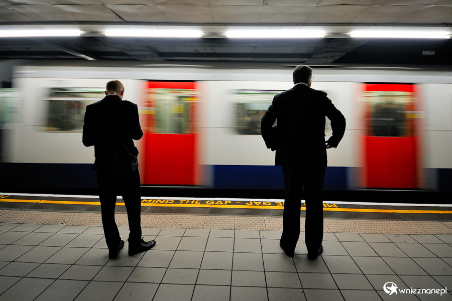 Londyn. Codzienny obrazek w londyńskim metrze. - foto: wnieznane.pl Londyn. Codzienny obrazek w londyńskim metrze. - foto: wnieznane.pl