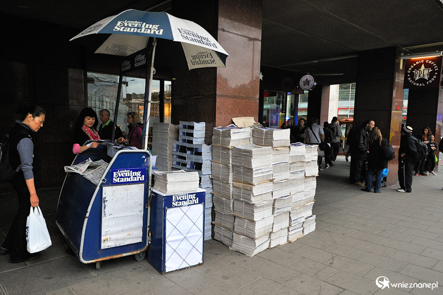 Londyn. Kolportaż prasy popołudniowej. - foto: wnieznane.pl Londyn. Kolportaż prasy popołudniowej. - foto: wnieznane.pl