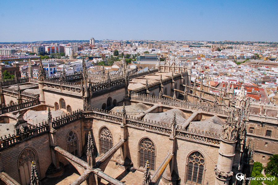 Sewilla. Widok na wieżyczki wieńczące katedrę de Santa Maria. - foto: wnieznane.pl Sewilla. Widok na wieżyczki wieńczące katedrę de Santa Maria. - foto: wnieznane.pl