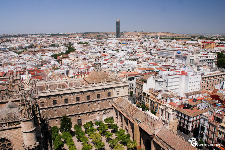 Sewilla. W dolnej części ogród katedry de Santa Maria. Na dalszym planie Sewilla w całej okazałości. - foto: wnieznane.pl Sewilla. W dolnej części ogród katedry de Santa Maria. Na dalszym planie Sewilla w całej okazałości. - foto: wnieznane.pl